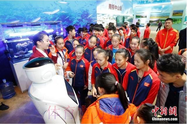 2001年龄段优秀球员集体参观“砥砺奋进的五年”大型成就展